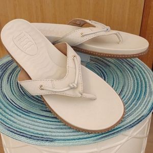 Sperry SZ 9.5 Ivory Leather Plushwave Tong Sandals.